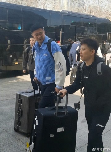 鲸鱼体育官网-难逃两连败？广东队出征青岛人人愁容满面，粤蜜：教练作妖就该惩罚|青岛市|杜锋|山东队|广东男篮|山东男篮_新浪新闻