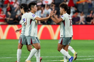 鲸鱼体育官网-中国女足半场2球领先！王霜进球被吹后轰世界波，张睿建功